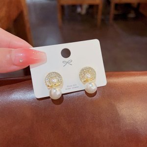 Hong Kong wind retro new tide Baroque pearl ear ring female ins tide small and exquisite light luxury earrings