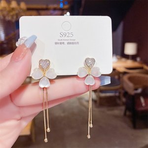 Korean version of fashion petal, streaming earrings, new niche, a two -wearing cat -eye stone light luxury advanced sensor ear decoration