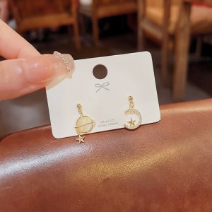 2025 New Monthly Monthly Monthly Cat Eye Stone Eye Eye Earrings Niche Design A sense of high -level light luxury earrings female earrings
