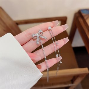925 Silver Needle Korean Flash Bow Earrings High -level Symptimable Asymmetric Earrings New Exaggerated earrings Woman
