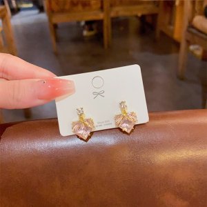 Light pink color vermiculite love metal earrings female niche design sense high -end cold wind student earrings earrings ear decoration